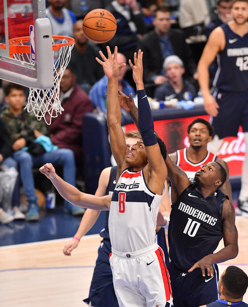 NBA開幕戦・マーベリックス対ウィザーズ第4クォーター、リバウンドしたボールをキープするウィザーズ八村（撮影・菅敏）