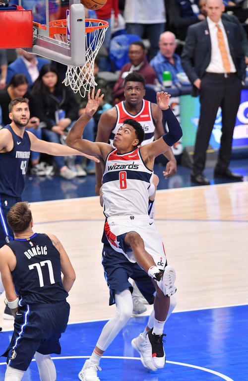 NBA開幕戦・マーベリックス対ウィザーズ第4クォーター、シュートを決めるウィザーズ八村（撮影・菅敏）