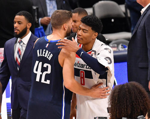 NBA開幕戦でマーベリックスに敗れ、試合後に相手の選手とハグするウィザーズ八村（撮影・菅敏）