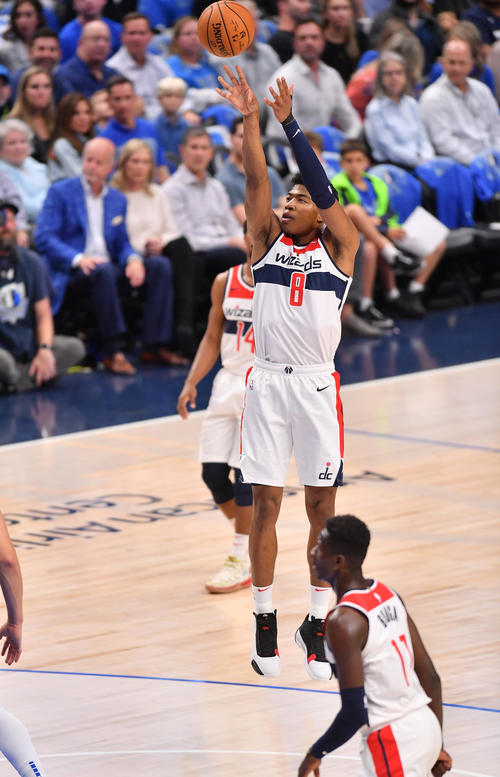 NBA開幕戦・マーベリックス対ウィザーズ第1クォーター、デビュー戦でシュートを決めるウィザーズ八村（撮影・菅敏）