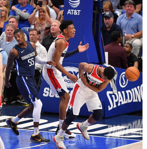 NBA開幕戦・マーベリックス対ウィザーズ第1クォーター、ファウルし顔をゆがめるウィザーズ八村（中央）（撮影・菅敏）