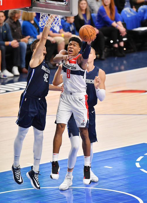 NBA開幕戦・マーベリックス対ウィザーズ第1クォーター、デビュー戦でシュートを決め初得点をマークさせるウィザーズ八村（撮影・菅敏）