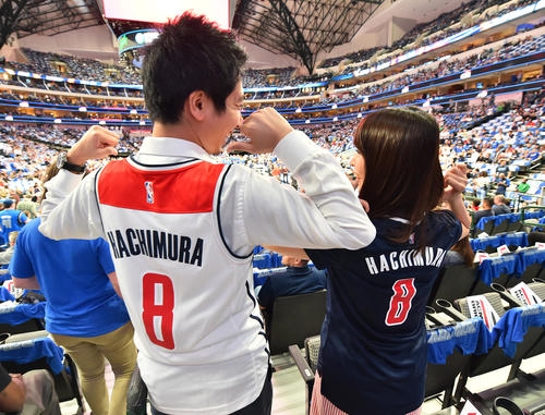 NBA開幕戦・マーベリックス対ウィザーズ戦でウィザーズ八村のユニホームを着て声援を送るファン（撮影・菅敏）