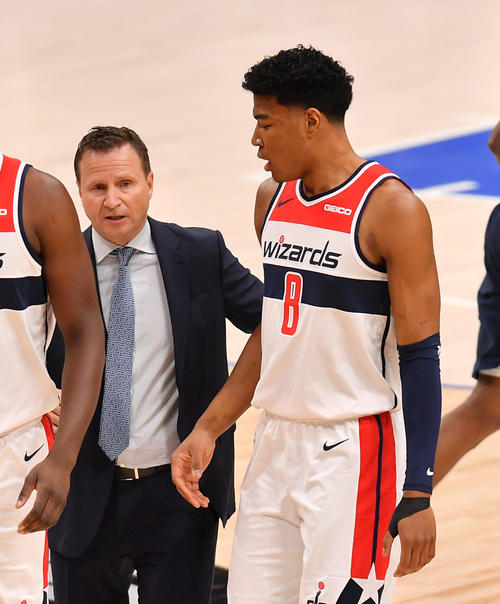 NBA開幕戦・マーベリックス対ウィザーズ第1Q　ブルックス監督（左）に話しかけられるウィザーズ八村（撮影・菅敏）