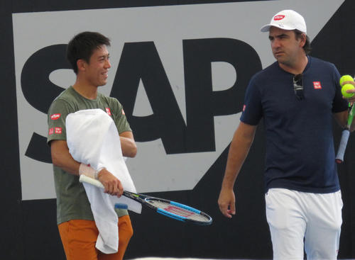 ボティーニ・コーチ（右）と談笑する錦織（2019年1月撮影）