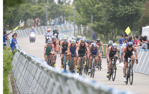 トライアスロン東京五輪予選大会　トライアスロン男子の部で集団で走るバイクの先頭集団（2019年8月16日撮影）