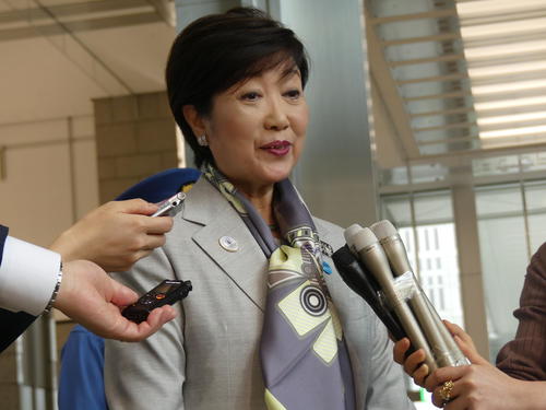 東京五輪マラソン・競歩会場の変更案について取材に応じる小池都知事（2019年10月17日撮影）