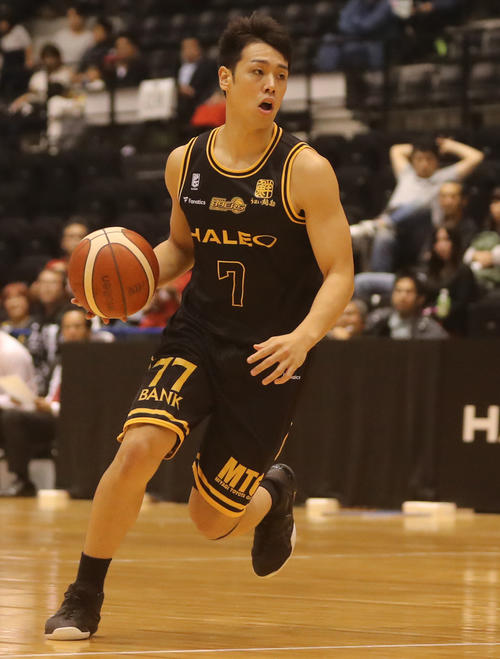 仙台対奈良　ドリブルする仙台沢辺