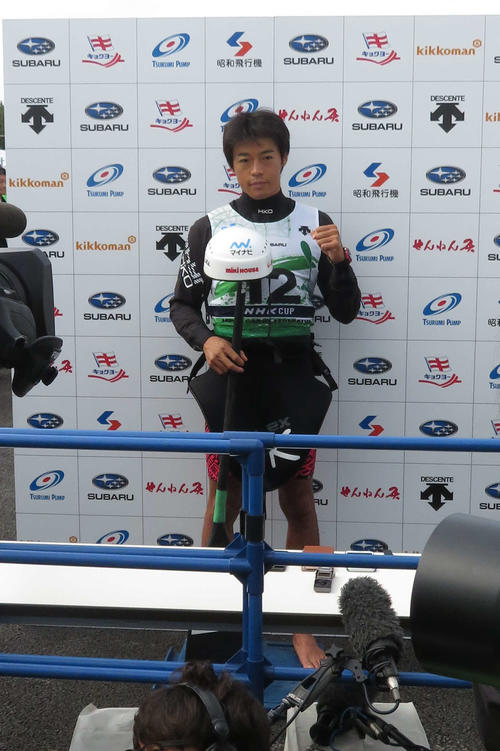 カヌースラロームNHK杯で3位になり、東京五輪出場を決めインタビューに応じる羽根田卓也（撮影・松熊洋介）
