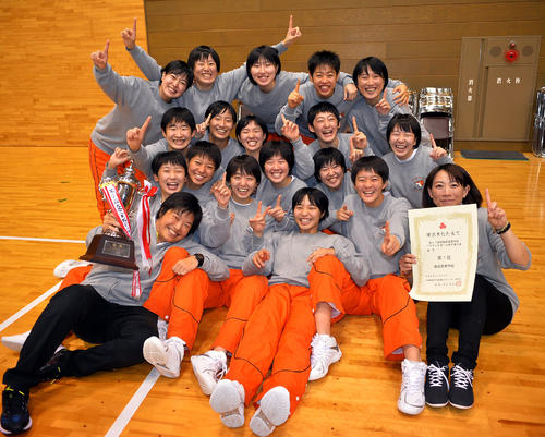 9年ぶり7度目優勝を果たして笑顔を見せる明成の選手たち（撮影・鎌田直秀）