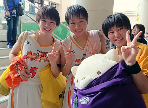 試合後に恩師・菅野貴久江さんの思いがこもったぬいぐるみとVサインで記念撮影する五城中出身の明成3人衆。左から相原、小野寺、門奈（撮影・鎌田直秀）