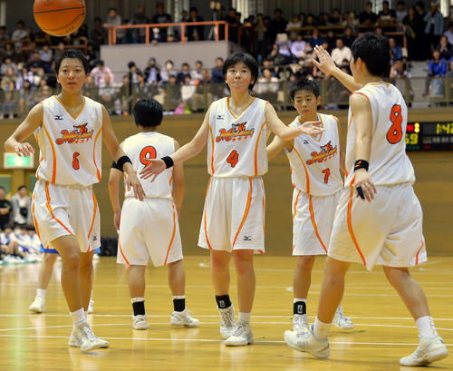 第4Q、フリースローを決めて笑顔を見せる明成・小林杏主将（中央）に駆け寄る選手たち（撮影・鎌田直秀）