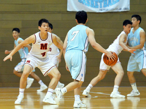 第4Q、懸命な守備で逃げ切った明成・小川（左端）ら選手たち（撮影・鎌田直秀）