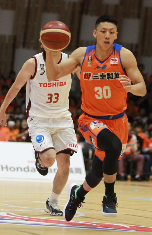 新潟SF今村佳太（右）（2019年10月13日撮影）