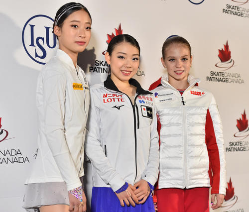スケートカナダ・女子SPを終え、記念写真に納まる首位の紀平梨花（中央）、ユ・ヨン（左）、アレクサンドラ・トルソワ（右）（撮影・菅敏）