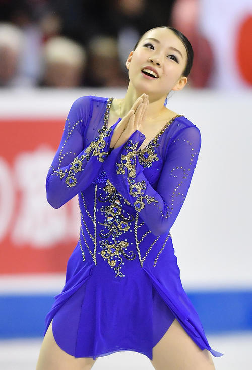 スケートカナダ・女子SPを終え、笑顔で手を合わせる紀平（撮影・菅敏）