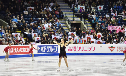 スケートカナダ・女子SPで演技を終え、ファンの歓声に応える本田（撮影・菅敏）