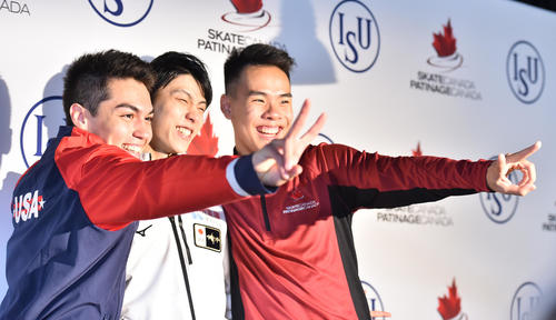 スケートカナダ・男子SPの演技を終え、記念写真に納まる首位の羽生（中央）、2位のプルキネン（左）、3位のグエ（撮影・菅敏）