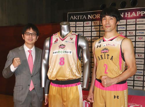 1年目シーズンの復刻版となるゴールドのFANSユニホームで会見する秋田初代主将の水町アカデミースクールコーチ（右）
