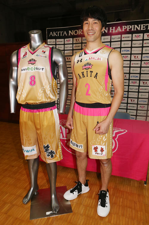 1年目シーズンの復刻版となるゴールドのFANSユニホームで会見する秋田初代主将の水町アカデミースクールコーチ