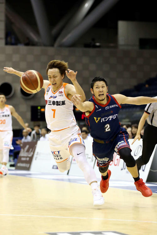 新潟対横浜　第1Q、PG五十嵐（左）は、横浜・橋本とボールを奪い合う（C）B．LEAGUE
