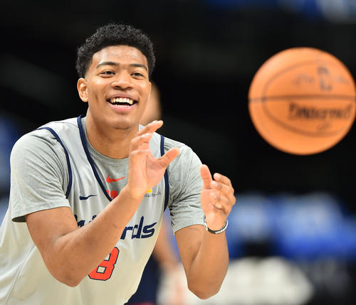 マーベリックスとのNBA開幕戦を夜に控え、会場で体を動かすウィザーズ八村（撮影・菅敏）