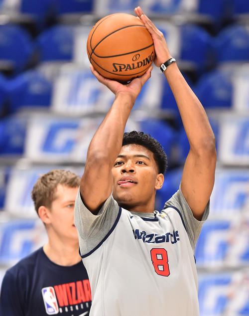 マーベリックスとのNBA開幕戦を夜に控え、会場で練習するウィザーズ八村（撮影・菅敏）