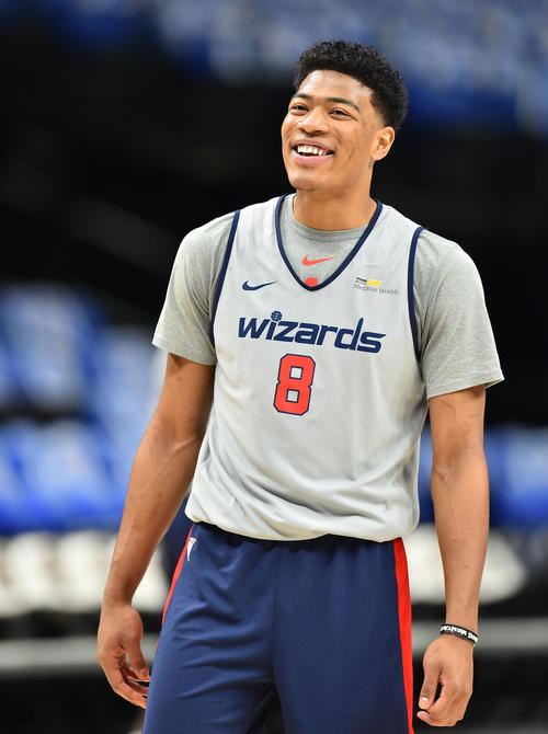 マーベリックスとのNBA開幕戦を夜に控え、リラックスした表情で体を動かすウィザーズ八村（撮影・菅敏）