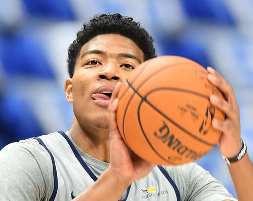 マーベリックスとのNBA開幕戦を夜に控え、会場で練習するウィザーズ八村（撮影・菅敏）