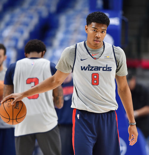 マーベリックスとのNBA開幕戦を夜に控え、厳しい表情で体を動かすウィザーズ八村（撮影・菅敏）