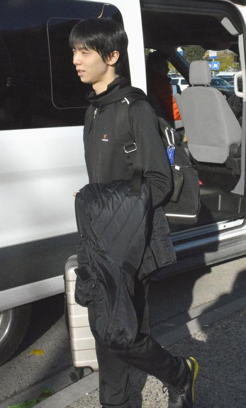 スケートカナダが行われるケロウナに到着した羽生結弦（共同）