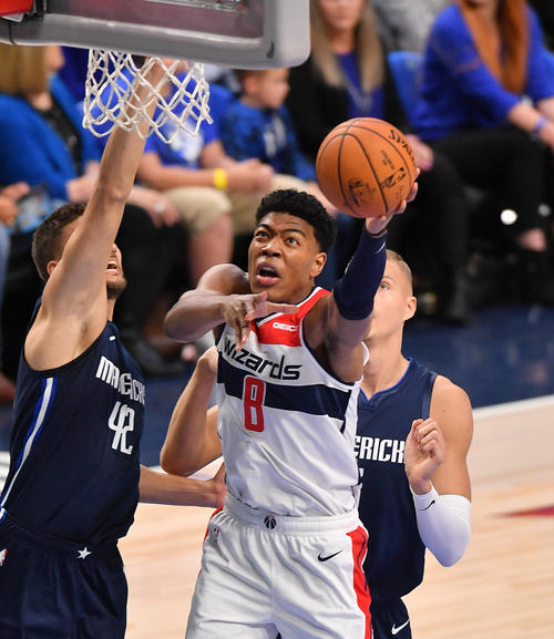 NBA開幕戦・マーベリックス対ウィザーズ第1クォーター、デビュー戦でシュートを決め初得点をマークするウィザーズ八村（撮影・菅敏）