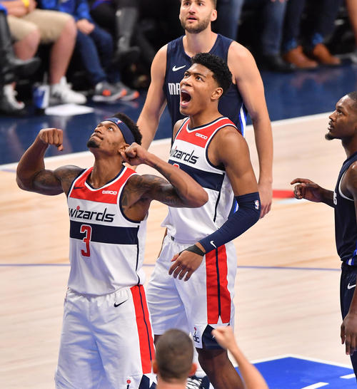 NBA開幕戦・マーベリックス対ウィザーズ第2クォーターで味方のポイントに雄たけびを上げるウィザーズ八村（中央）（撮影・菅敏）