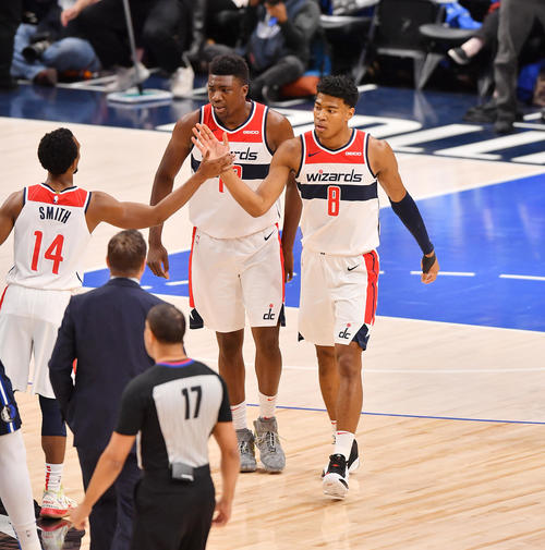 NBA開幕戦・マーベリックス対ウィザーズ第1クォーター、デビュー戦でシュートを決め、同僚とタッチをするウィザーズ八村（右）（撮影・菅敏）