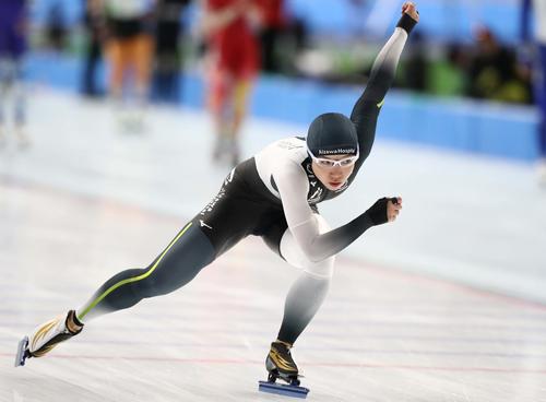 全日本スピードスケート距離別選手権　公式練習で滑走する小平奈緒（撮影・黒川智章）