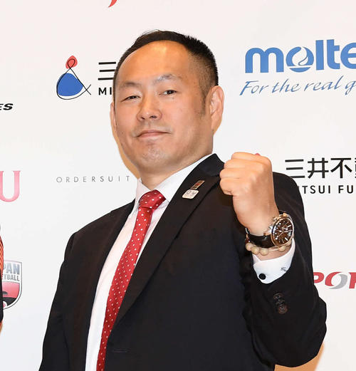 バスケットボール女子日本代表チーム活動開始記者会見　記者会見のフォトセッションでガッツポーズする、左からトム・ホーバス・ヘッドコーチ、高田真希、宮沢夕貴、東野智弥技術委員長＝2019年4月25日