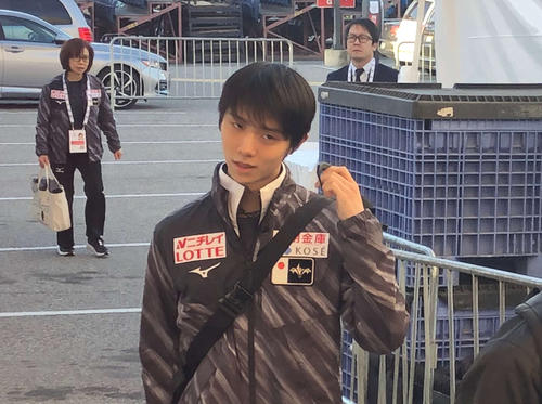フィギュアスケートのグランプリ（GP）シリーズのカナダ杯の公式練習に向けて会場入りする羽生結弦