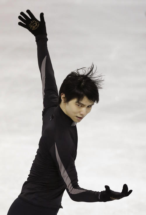 公式練習で調整する羽生結弦（共同）
