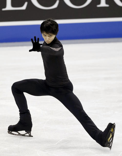 公式練習で調整する羽生結弦（共同）