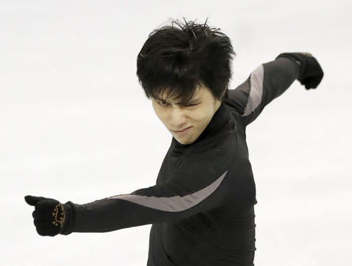 公式練習で調整する羽生結弦（共同）
