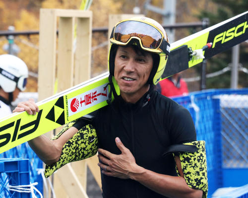 予選で76メートルと飛距離が伸びず、苦笑いを浮かべる葛西（撮影・浅水友輝）