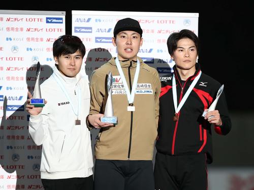 男子500メートルで優勝した新浜（中央）と2位村上（左）3位松井（撮影・黒川智章）