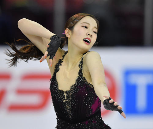 スケートカナダ・女子SPで演技をする本田（撮影・菅敏）