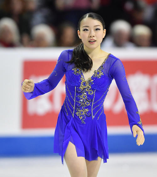 スケートカナダ・女子SPで演技を終え、ガッツポーズを見せる紀平（撮影・菅敏）