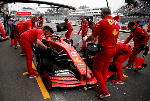フリー走行　ピット作業を行うフェテルのマシン（AP）