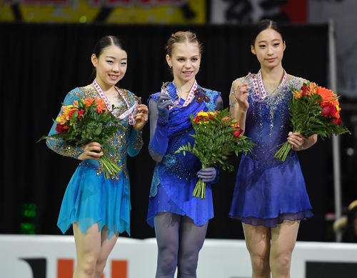 スケートカナダで2位の紀平梨花（左）は、優勝したアレクサンドラ・トルソワ（中央）と3位のユ・ヨンと記念写真に納まる（撮影・菅敏）