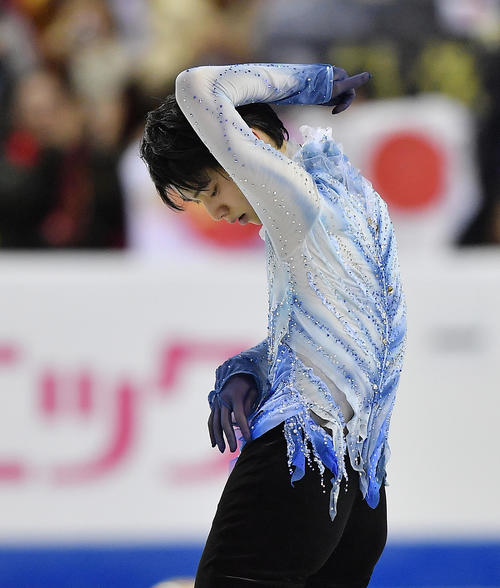 スケートカナダ・男子SPの演技を終え、衣装を気にする羽生（撮影・菅敏）
