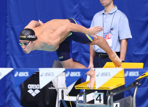 男子400メートル個人メドレー予選を全体の1位で通過した瀬戸のスタート（撮影・足立雅史）