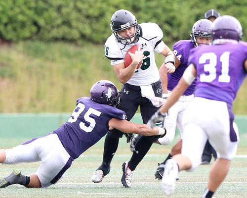 龍谷大対京大　第4Q、京大QB中畑（左から2人目）は相手ディフェンスのタックルを受けながら突進する（撮影・上山淳一）