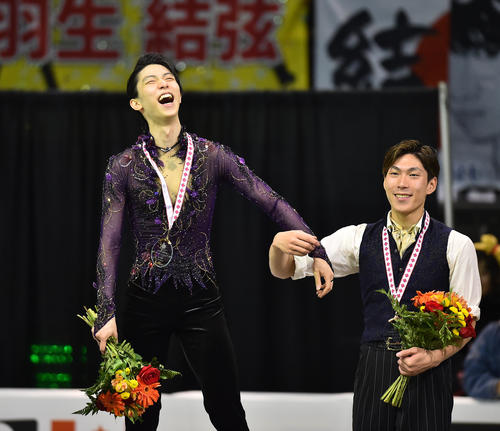 スケートカナダで優勝し、表彰台の上で3位の田中（右）と腕を組み満面の笑みを浮かべる羽生（撮影・菅敏）